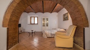 Living area - JOIVY Enchanting Flat W/Patio In Abbadia A Isola (Monteriggioni)