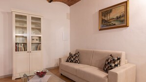 Living area - JOIVY Enchanting Flat W/Patio In Abbadia A Isola (Monteriggioni)