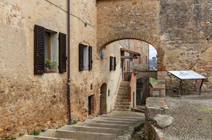 Exterior - JOIVY Enchanting Flat W/Patio In Abbadia A Isola (Monteriggioni)
