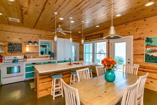 House, Multiple Beds, Patio, Pool View (Latitude Adjustment) | Private kitchen | Fridge, microwave, oven, stovetop