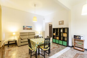 Apartamento | Área de estar | TV de tela plana 32 polegadas com canais a cabo, TV