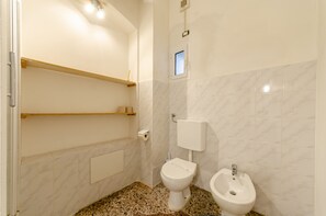 Appartamento | Bagno | Doccia, set di cortesia gratuito, asciugacapelli, bidet