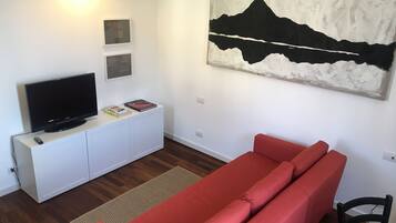 Appartement | Woonruimte | Een 32-inch flatscreentelevisie met kabelzenders en televisie