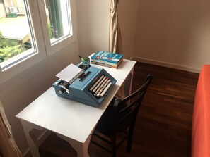 Lägenhet | Vardagsrum | 32-tums platt-tv med kabelkanaler och tv