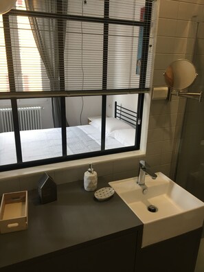 Apartment | Bathroom | Shower, bidet, towels - JOIVY Stylish Apt in Centre of Cernobbio (Cernobbio)