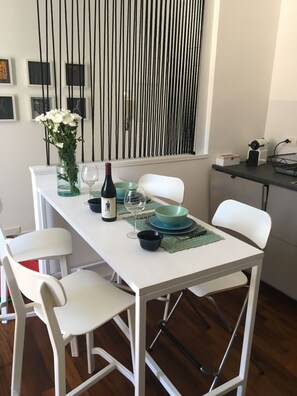 Apartment | Essbereich im Zimmer