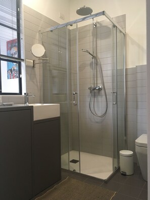 Appartement | Salle de bain | Douche, bidet, serviettes fournies
