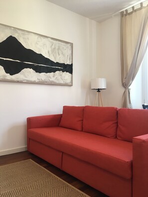 Apartment | Living area | 32-inch flat-screen TV with cable channels, TV - JOIVY Stylish Apt in Centre of Cernobbio (Cernobbio)