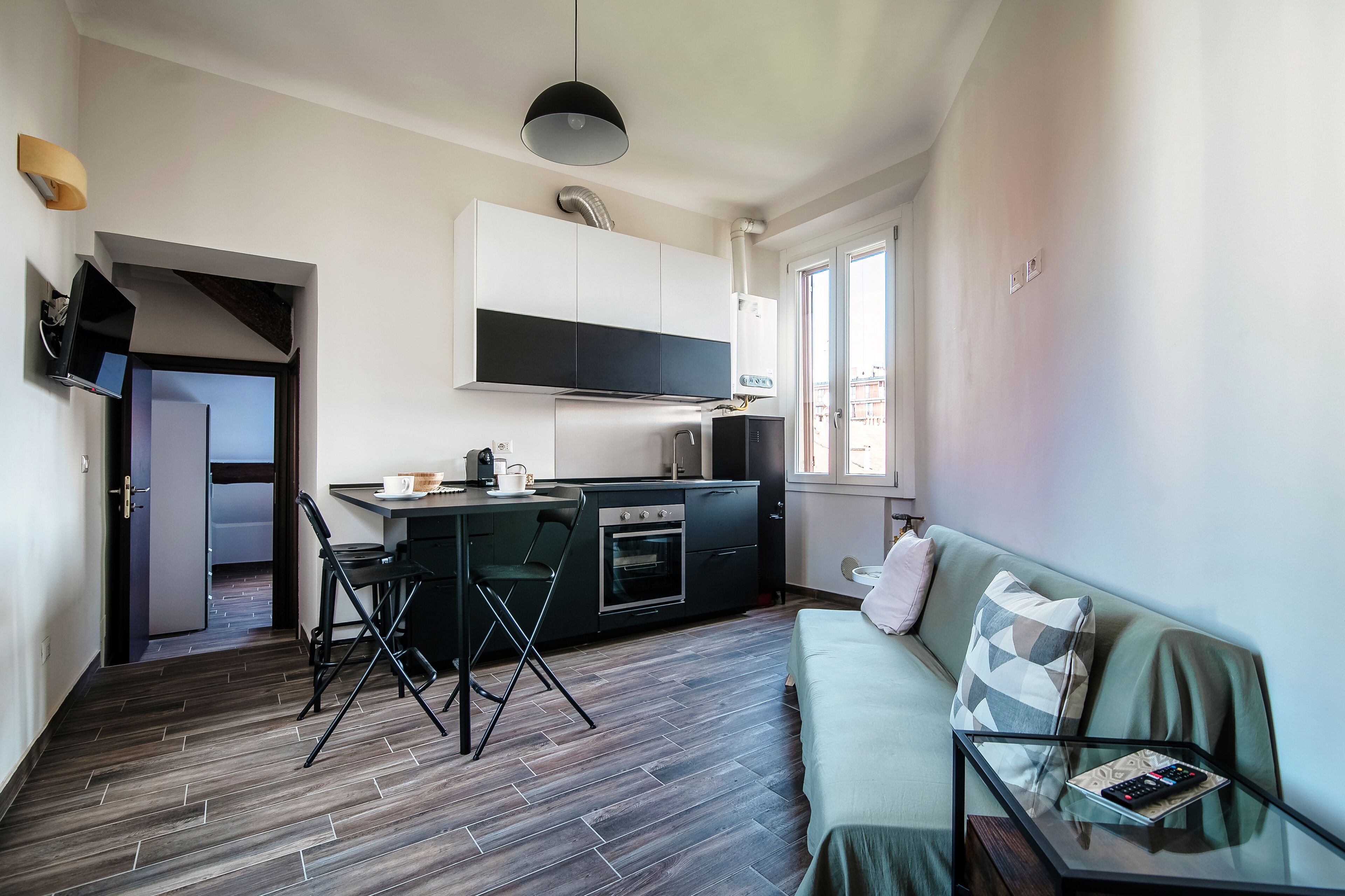 apartman | Nappalirész | 20 hüvelyk képátmérőjű 
okostévé, amelyen többféle kábelcsatorna nézhető