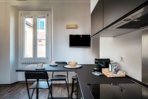 Private kitchen - JOIVY Stylish Flat, 5-Minute Metro Trip To Centre (Milan)