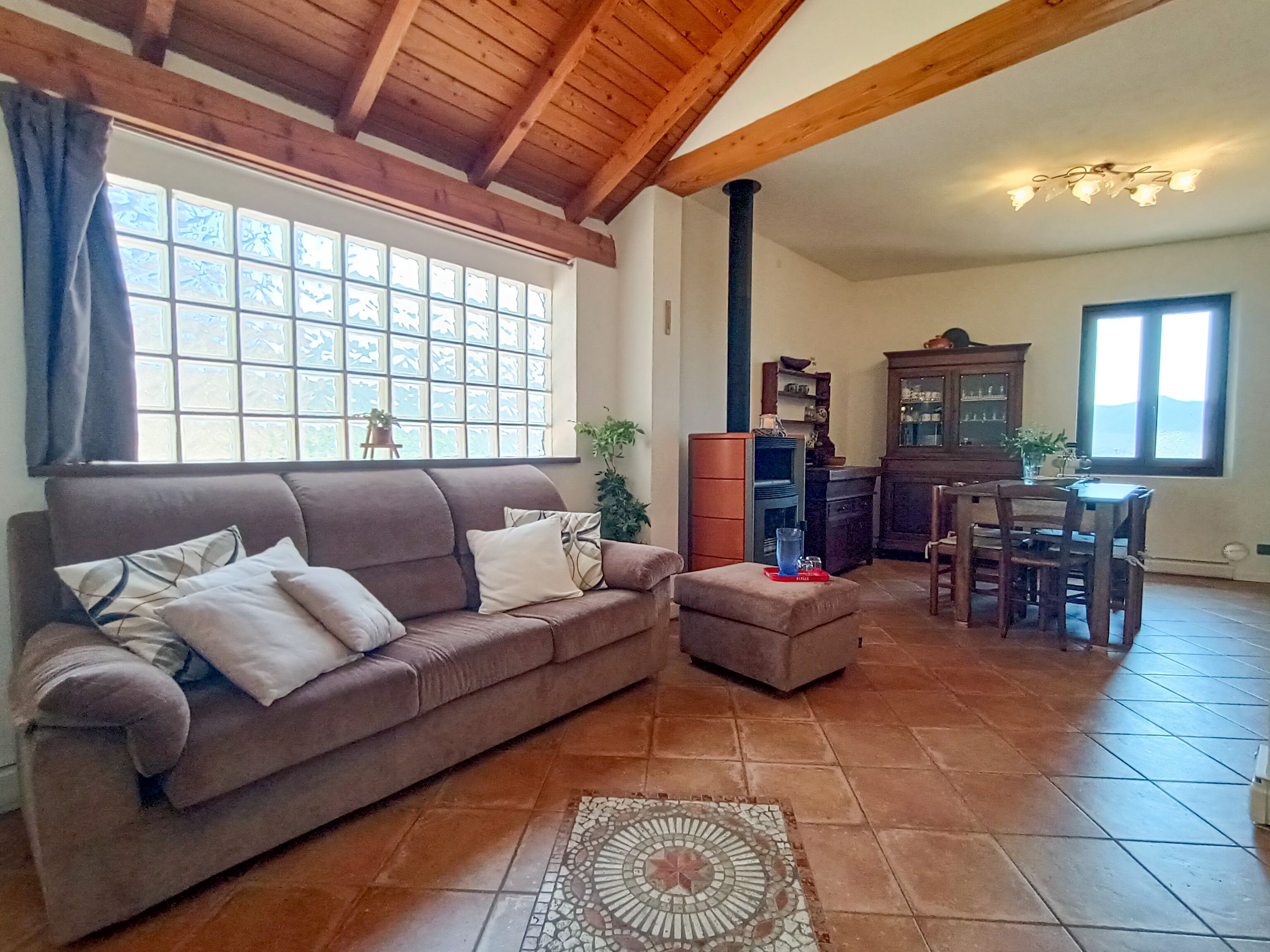 公寓 | 起居区 | 32-英寸纯平电视 （配备有线频道）、电视