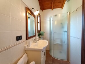Apartment | Badezimmer | Dusche, kostenlose Toilettenartikel, Haartrockner, Bidet