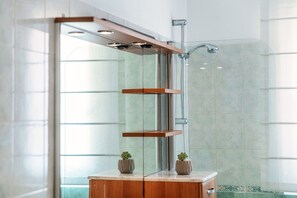 Apartment | Bathroom | Combined shower/tub, free toiletries, bidet, towels - JOIVY Splendid Flat W/Terrace Near Lake Como (Como)