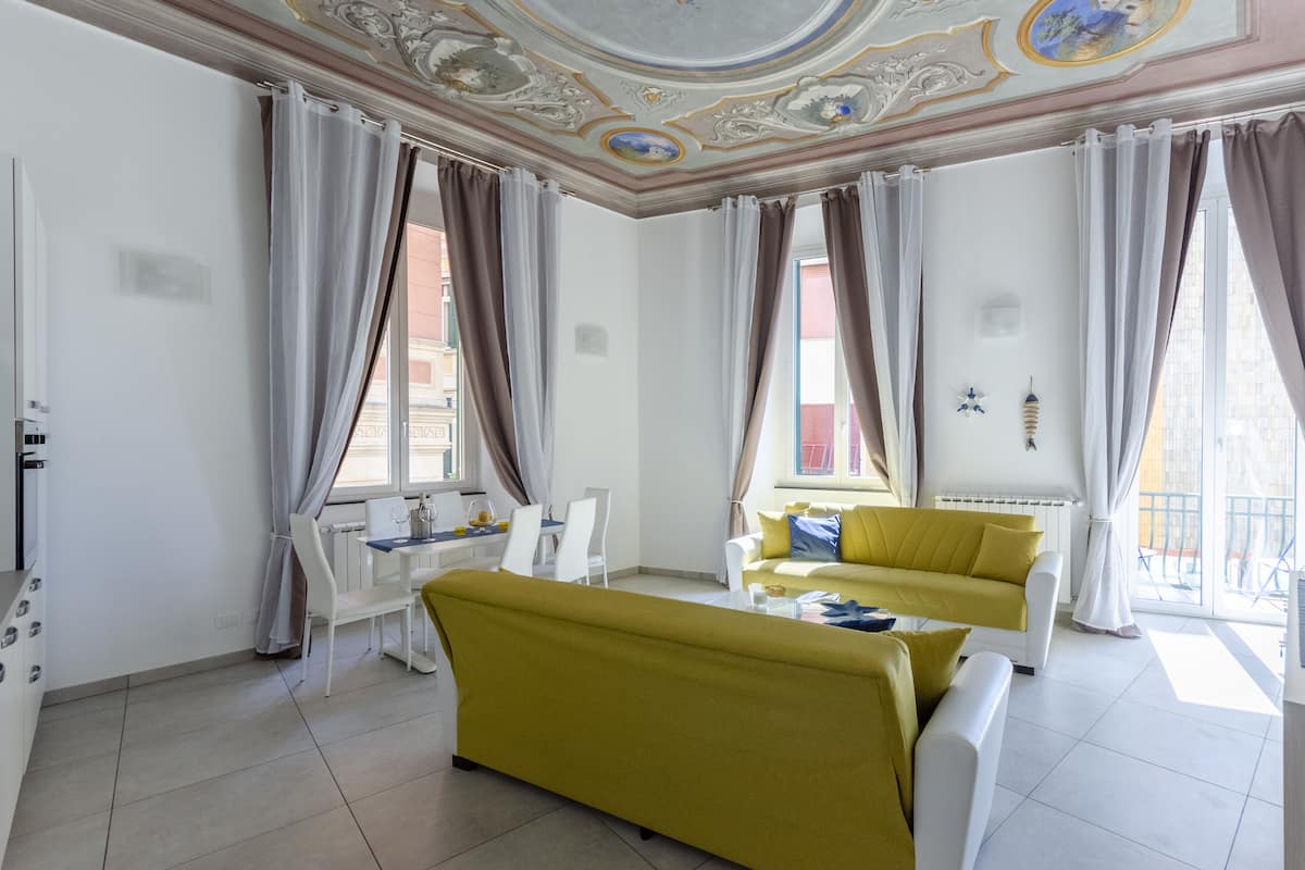 Apartamento urbano, 1 quarto | Área de estar | TV de tela plana 32 polegadas com canais a cabo, TV