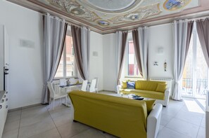 Appartement Ville, 1 chambre | Aire de séjour | Téléviseur à écran plat de 32 po avec télévision par câble, téléviseur