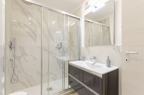 Appartement, 1 lit double et 1 canap é-lit | Salle de bain | Douche, séchoir à cheveux, bidet, serviettes fournies
