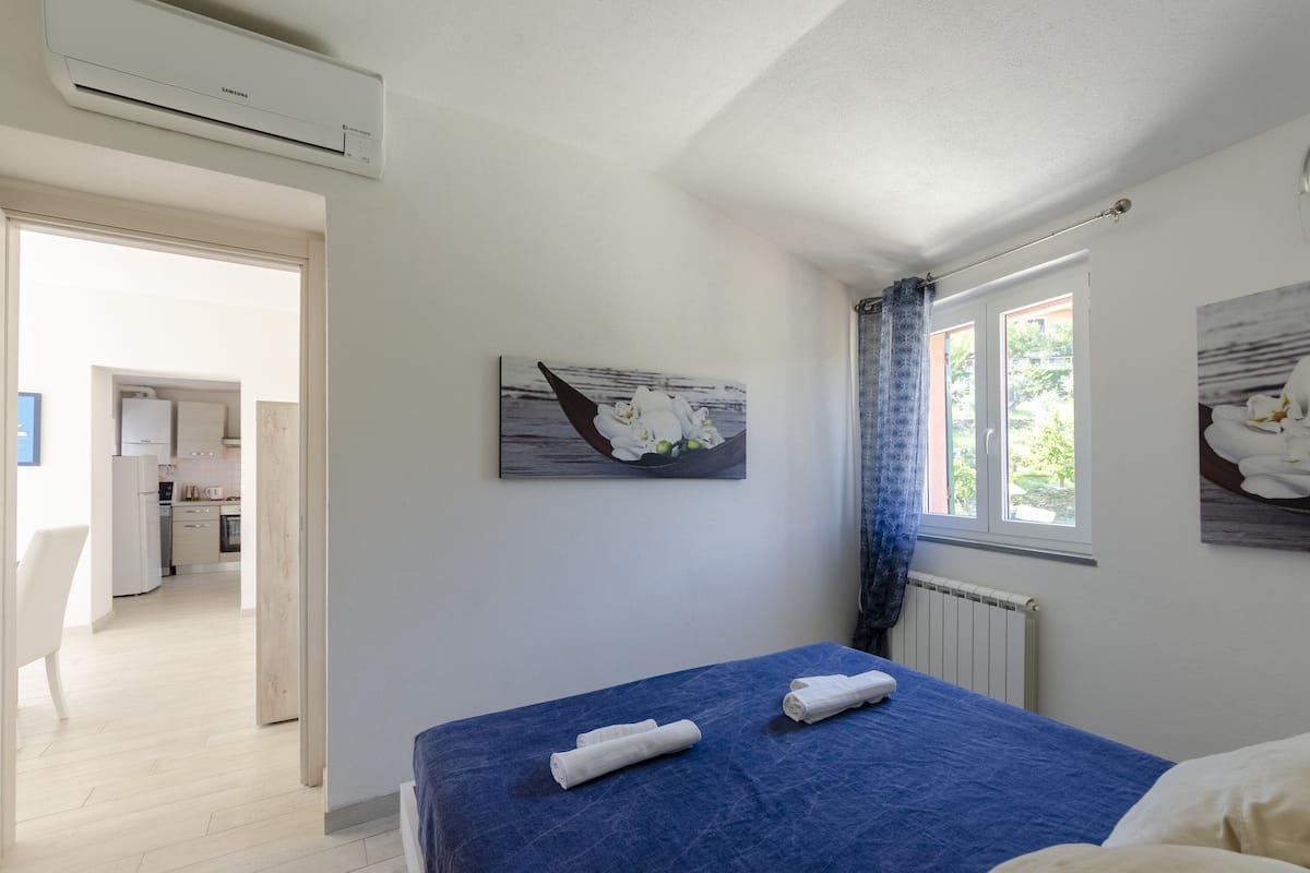 Standard Apartment, 3 Bedrooms | Laptop workspace, iron/ironing board, WiFi (free)