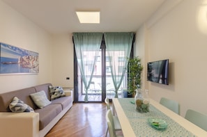 Apartamento | Área de estar | TV de tela plana 32 polegadas com canais a cabo, TV