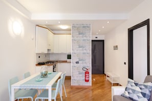 Apartamento | Área de estar | TV de tela plana 32 polegadas com canais a cabo, TV