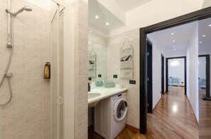 Appartamento | Bagno | Doccia, asciugacapelli, bidet, asciugamani