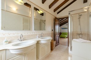 Apartment, 2 Schlafzimmer | Badezimmer | Dusche, Haartrockner, Bidet, Handtücher