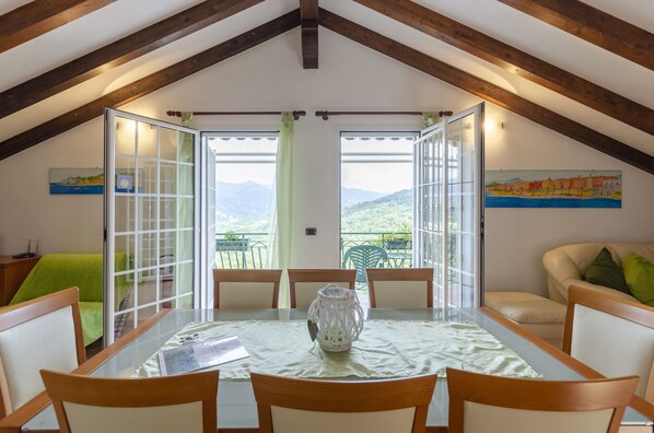 Apartment, 2 Schlafzimmer | Essbereich im Zimmer