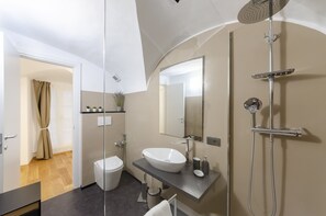 Apartment | Badezimmer | Dusche, kostenlose Toilettenartikel, Haartrockner, Bidet