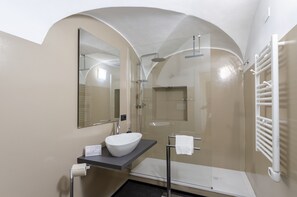 Apartment | Badezimmer | Dusche, kostenlose Toilettenartikel, Haartrockner, Bidet