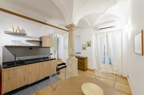 Apartment | Eigene Küche | Mini-Kühlschrank, Mikrowelle, Herdplatte, Kochgeschirr/Geschirr/Besteck