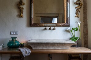 Haartrockner, Bidet, Handtücher