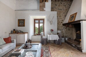 Mini-Kühlschrank, Herdplatte, Espressomaschine