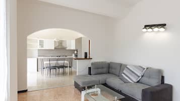 Appartamento, 3 camere da letto, balcone, vista valle | Area soggiorno | TV a schermo piatto 24 pollici con canali via cavo