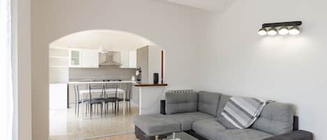 Apartment | 3 bedrooms, desk, free WiFi