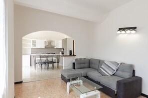 Apartment | 3 bedrooms, desk, free WiFi - JOIVY Family Flat W/3 Balconies, 10 Min To Beach (Moneglia)