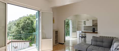 Apartment, 3 Bedrooms, Balcony, Valley View | Living area