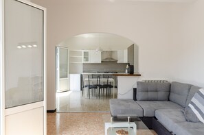 24-inch flat-screen TV with cable channels - JOIVY Family Flat W/3 Balconies, 10 Min To Beach (Moneglia)