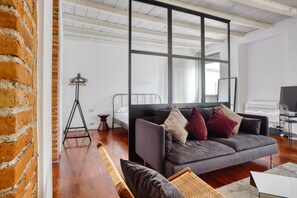 Apartamento | Área de estar | Smart TV 20 polegadas com canais a cabo, TV