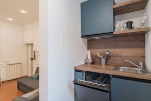 Apartment | Eigene Kochnische | Ofen, Herdplatte, Geschirrspüler, Wasserkocher mit Kaffee-/Teezubehör