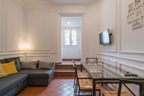 Appartement, 1 tweepersoonsbed met slaapbank | Woonruimte | Een 32-inch smart-tv met kabelzenders en televisie