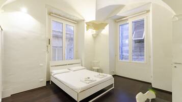 Apartment | Desk, laptop workspace, blackout drapes, free WiFi