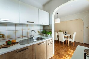 Kühlschrank, Mikrowelle, Ofen, Geschirrspüler