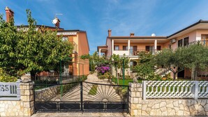 A residential building with a stone gate, a clear sky, and lush greenery. - Rosy in Rovinj - Istrien / Rosy in Rovinj - Appartement für 4-6 Personen (Rovinj)