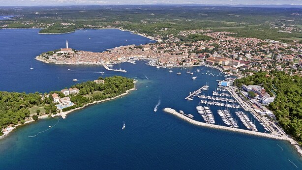 An aerial view of a coastal town with a marina, a prominent church, and lush greenery. - Rosy in Rovinj - Istrien / Rosy in Rovinj - Appartement für 4-6 Personen (Rovinj)