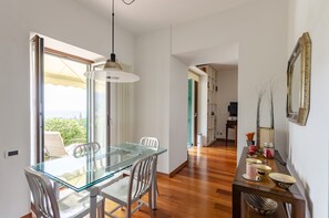 Apartemen | Dapur pribadi | Lemari es, microwave, oven, dan kompor