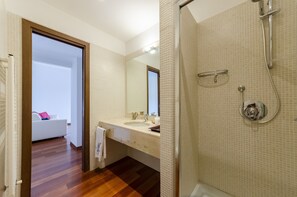 Apartemen | Kamar mandi | Shower, pengering rambut, kloset, dan handuk