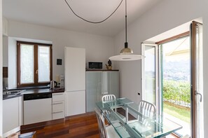 Apartment, 1 King Bed with Sofa bed, Terrace, Sea View | Private kitchen | Fridge, microwave, oven, stovetop - JOIVY Inviting Flat with Garden and Sea View in Rapallo (Rapallo)