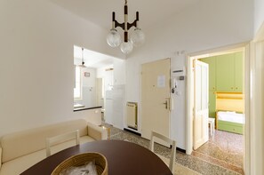 Apartment | Wohnbereich | 32-Zoll-Flachbildfernseher mit Kabelempfang, Fernseher