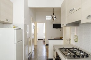 Apartment | Eigene Küche | Kühlschrank, Ofen, Herdplatte, Wasserkocher mit Kaffee-/Teezubehör