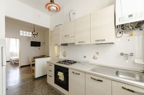 Appartamento | Cucina privata | Frigorifero, forno, piano cottura, macchina per tè/caffè