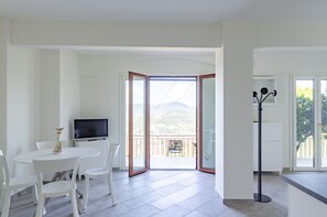 Apartment | Wohnbereich | 32-Zoll-Flachbildfernseher mit Kabelempfang, Fernseher